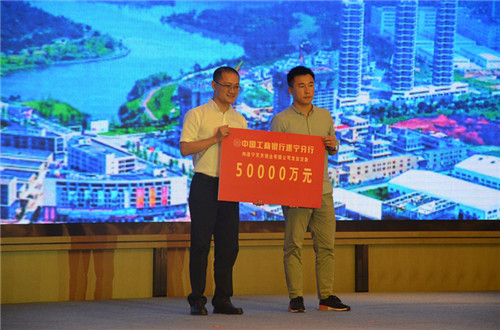 现场发放贷款.jpg 现场发放贷款.jpg