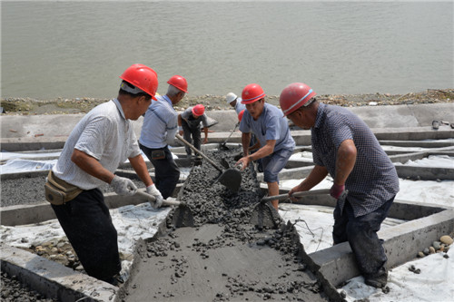 工人在“黄金滩”抓紧施工1.jpg