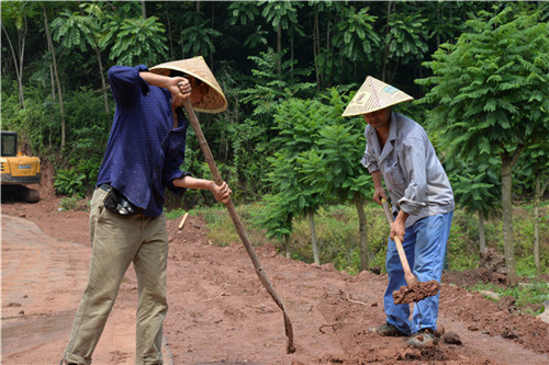 道路正在扩建改造.jpg