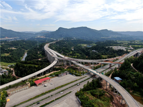 2019年8月30日，在由中国能建葛洲坝集团开工建设的巴（中）通（江）万（源）高速公路清江枢纽上，工程车穿梭其中，开始铺设水稳层，沥青路面，并同步进行房建、机电、交安、绿化工程，预计9月底该段主线具备通车条件。程聪摄 (1)_副本.jpg