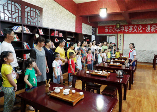 广安区东方小学校新学期带领新生及家长参观校园