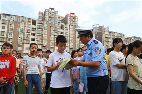 向同学讲解交通安全知识.jpg