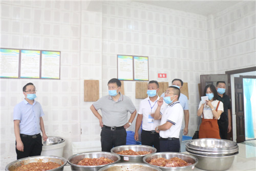 广安市市场监管局局长欧彦（左二）带队检查岳池县石垭镇小学食堂.jpg