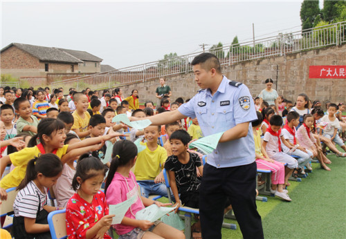 得胜小学举行开学典礼暨法制教育讲座