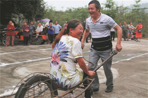推鸡公车比赛.jpg