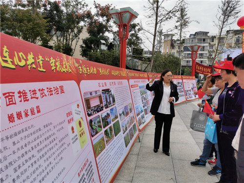 东坡区科协主席李赵霞为群众讲解科技对.jpg