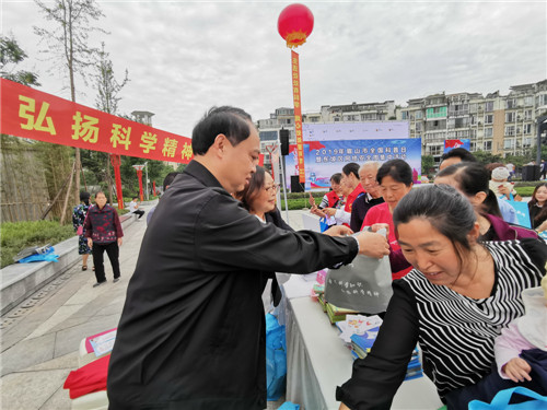 市科协主席王利清为群众发放宣传资料.jpg
