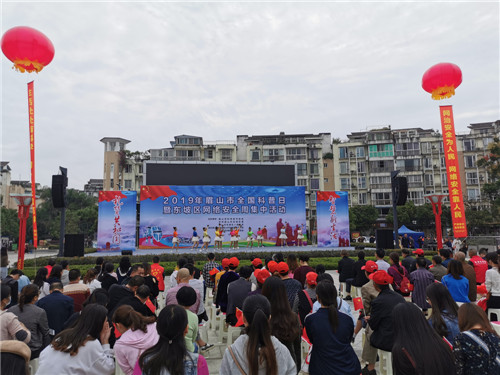 心连心艺术团现场表演群众“身边”的节目.jpg