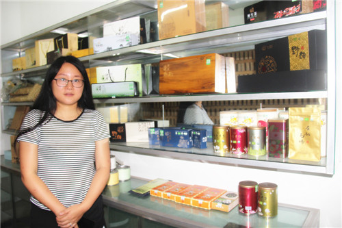 马边金星茶业开发有限责任公司总经理鲁润与她的茶叶产品（本史巫果摄）_副本.jpg