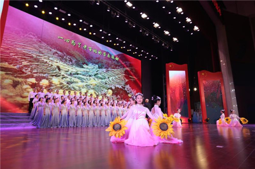 东坡区举行“庆祝中华人民共和国成立70周年”纪念章颁发仪式暨“爱我中华、唱响东坡”歌咏比赛