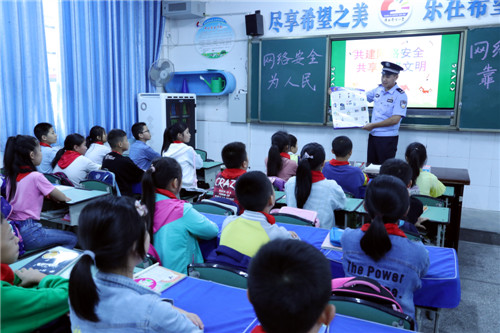 民警正在通过宣传画向该班学生讲解网络电信诈骗的危害_副本.jpg