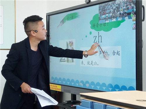 肖朝林老师通过视频检查孩子们的学习情况.jpg