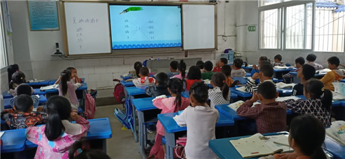 村小的孩子们看着屏幕认真学习.jpg