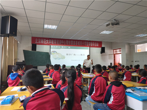 工作室成员田波在课堂教学执教中.jpg
