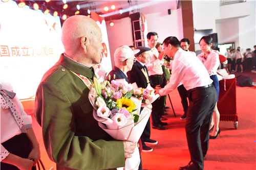 县委书记宋骥送上鲜花.jpg