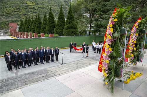 为红军飞夺泸定桥纪念碑敬献花篮.jpg