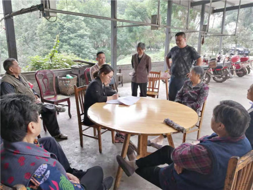 黑龙镇党委班子走村入户搞调研