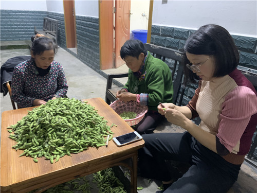 帮群众剥豆子.jpg