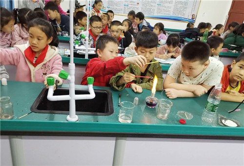 代市小学四年级学生正在观摩操作实验.jpg 代市小学四年级学生正在观摩操作实验.jpg