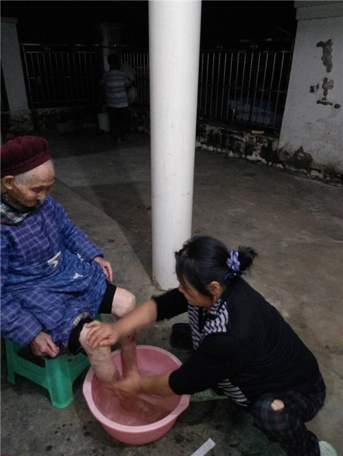 孝老爱亲农家妇  残身传承好家风