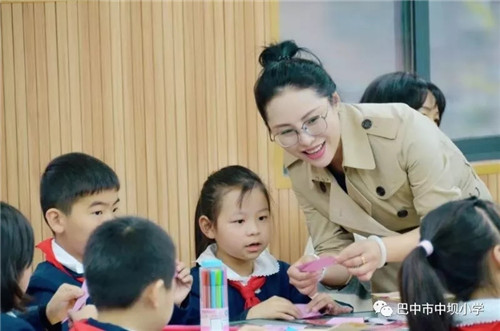 巴中市中坝小学：金秋时节硕果香 送教交流促成长