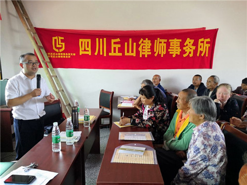 岳豪在赛龙镇赵家坪村为村民义务普法.jpg