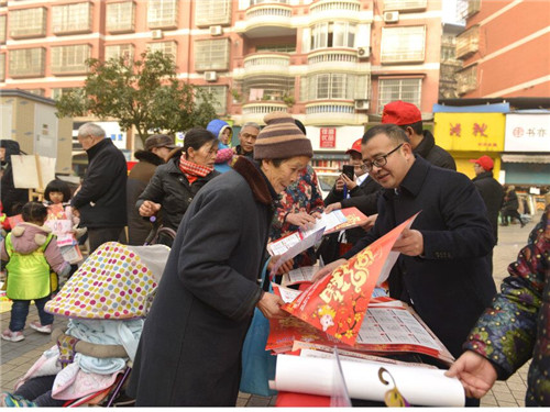岳豪在社区义务为群众进行法治宣传.jpg