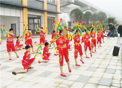 “连响娃娃”助阵“红马”赛