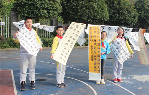 东方小学校举行“不忘初心、牢记使命”第三届千人书画大赛