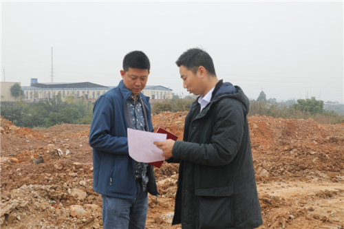 罗亮从工作人员手中接过土地使用许可证.jpg