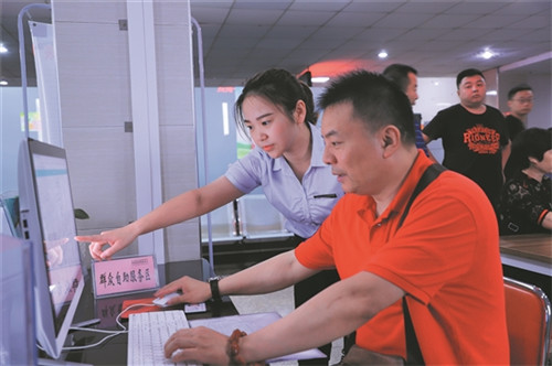 工作人员服务市民网上填报资料.jpg