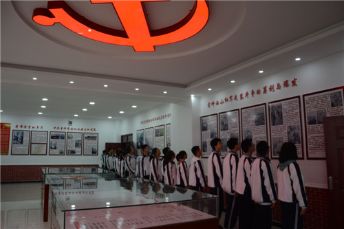 1、参观展厅——了解解放前青神党组织发展情况.jpg