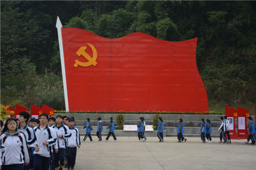 5、走在党旗下——为党自豪.jpg