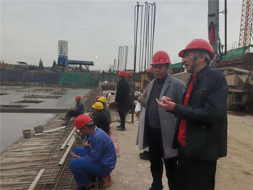 青神法援律师进工地改.jpg