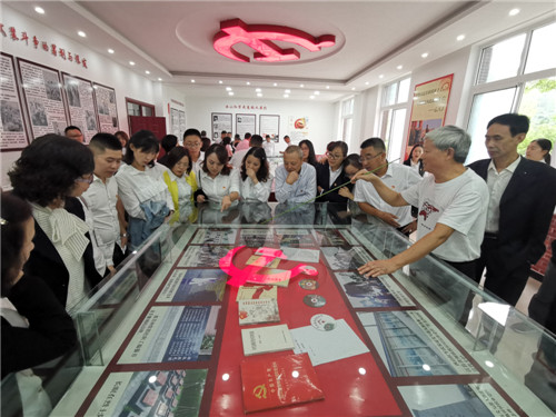 已经退休的李彻新从事红色宣讲工作2年多.jpg