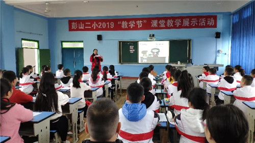 陈娜娜老师在课堂上.jpg