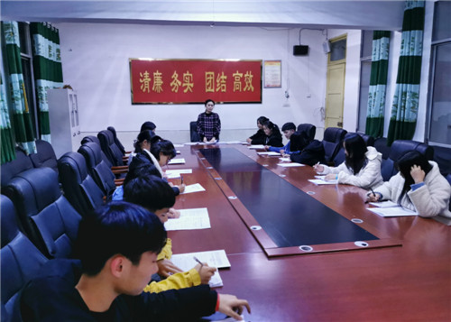 飞龙中学召开团支书培训会议