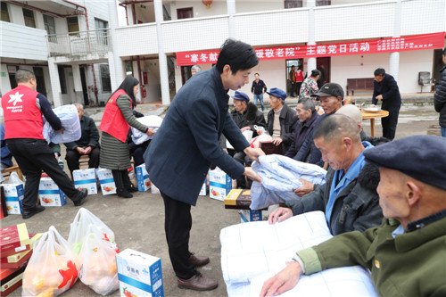 广安区开展“寒冬送温暖 情暖敬老院”主题党日活动