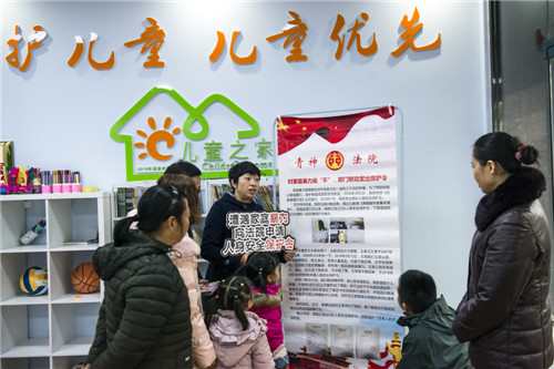 活动现场老师讲解典型案例.jpg