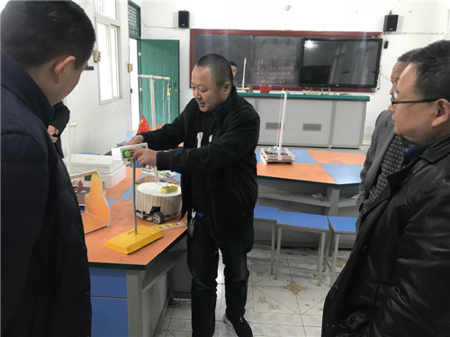 到宏仁小学科技室实地观看.jpg