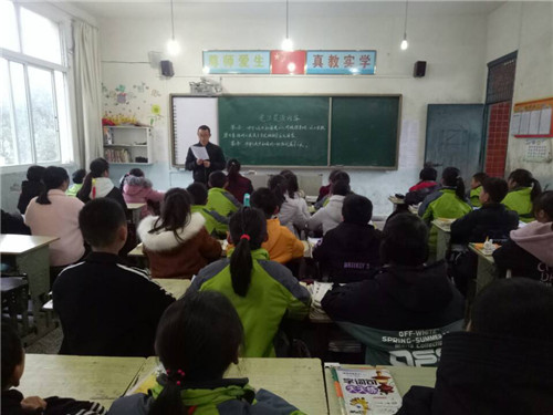 赶场镇小学举行学习宪法系列活动