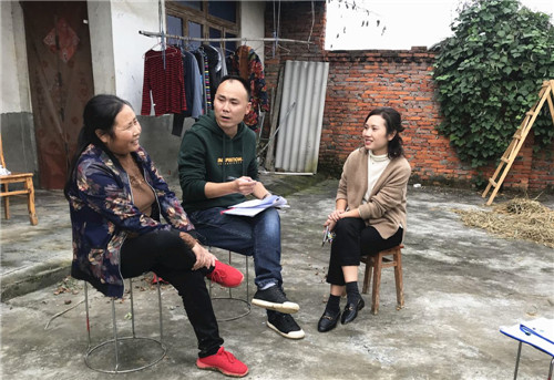 王振宇夫妻一起走访脱贫户。.jpg