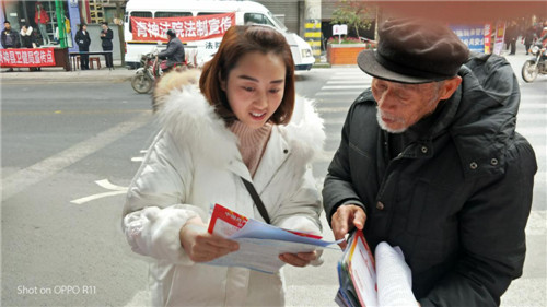 青神县经信局积极参加“宪法日”宣传活动