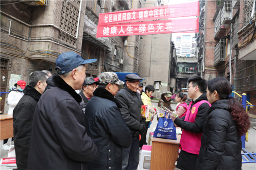 12月6日，在北辰街道建设路社区兴隆街，区总工会、区政协办党员志愿者正在向社区群众宣传禁毒防艾常识，零距离服务群众。.jpg