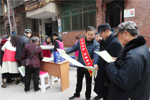 在北辰街道建设路社区兴隆街，区总工会、区政协办党员志愿者正在向社区群众宣传禁毒防艾常识，零距离服务群众。.jpg