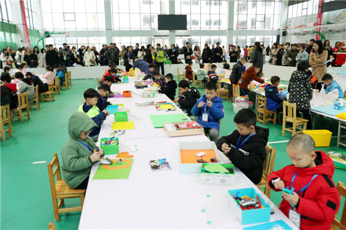 11月30日，在在北京景山学校四川广安实验学校体育馆内，广安区幼儿在参加首届青少年机器人竞赛，正在比拼创意搭建.jpg