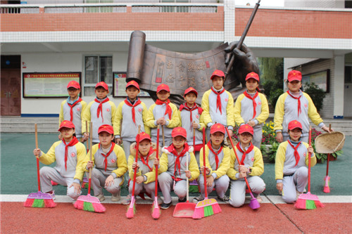 东方小学校开展“国际志愿者日”红领巾志愿者服务活动