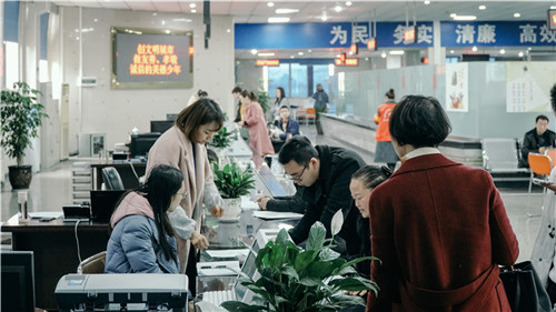 群众正在综合受理窗口办事。帅佳 摄.jpg