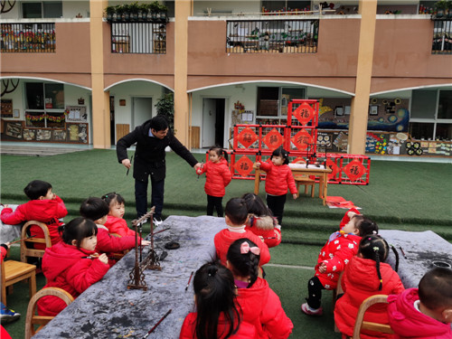 青神县实验幼儿园开展“街坊邻居闹新春”主题活动