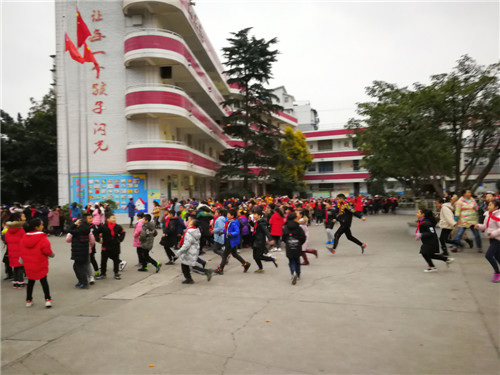 地震预警检验鹏利小学师生避险技能